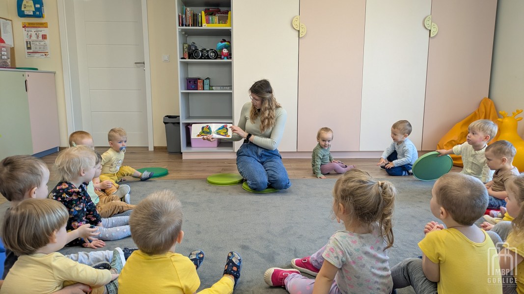 Biblioteka Gorlice, Bibliotekarka pokazuje motyla